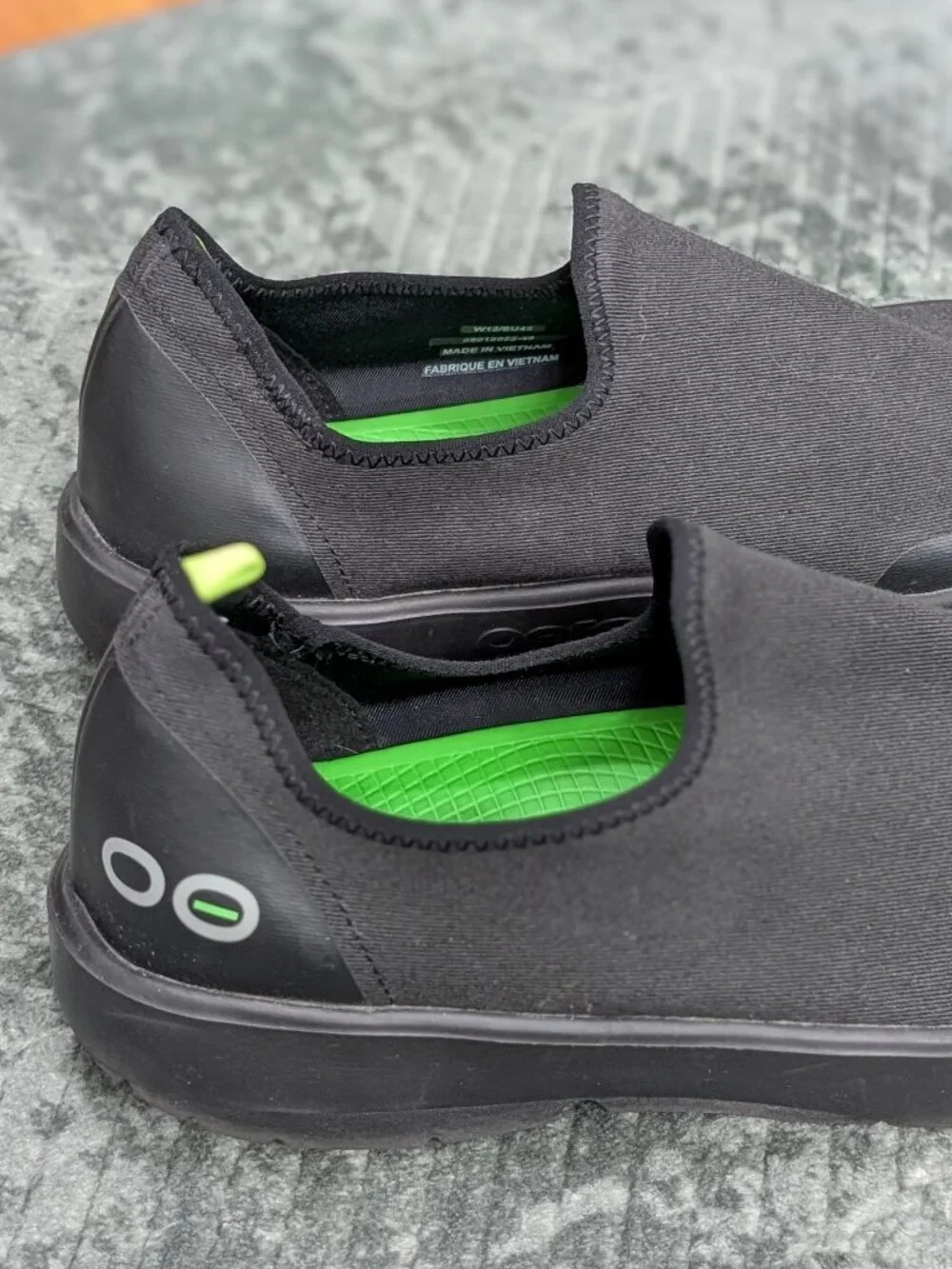 OOFOS OOmg Eezee Women's Size 12 Black Low Slip On Shoe Recovery Sneaker